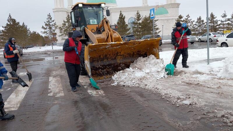 В Астане в снегоуборочных работах задействовано около 1,7 тысячи единиц спецтехники