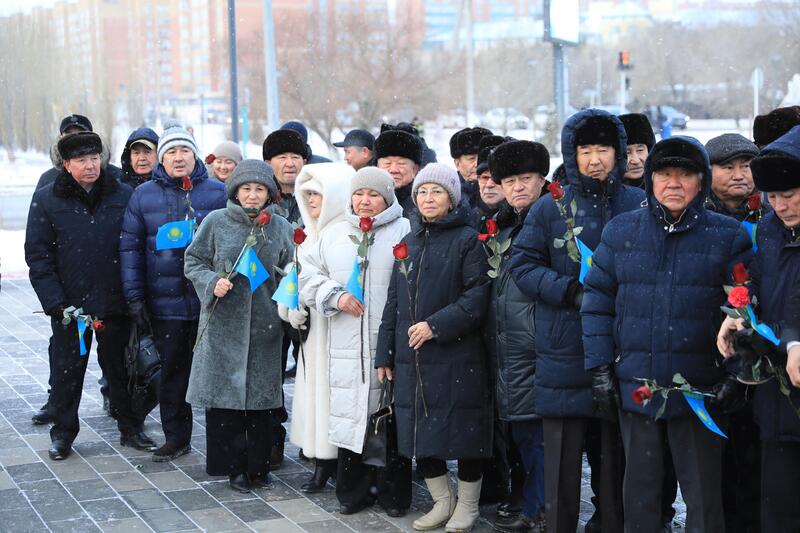 В День Независимости актюбинцы возложили цветы к мемориальному комплексу «Азаттықтың ақ таңы»