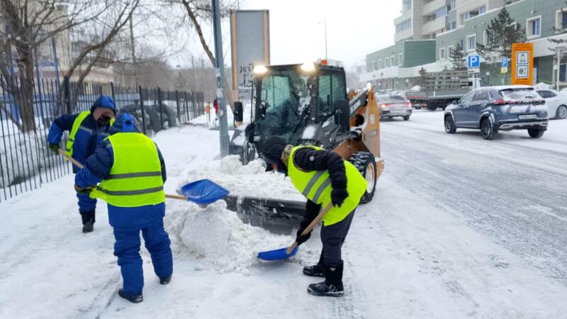 Около двух тысяч единиц спецтехники вывели на уборку снега в Астане