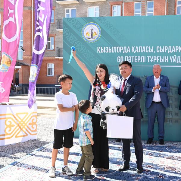 На левом берегу вручили ключи от 60-квартирного жилого дома