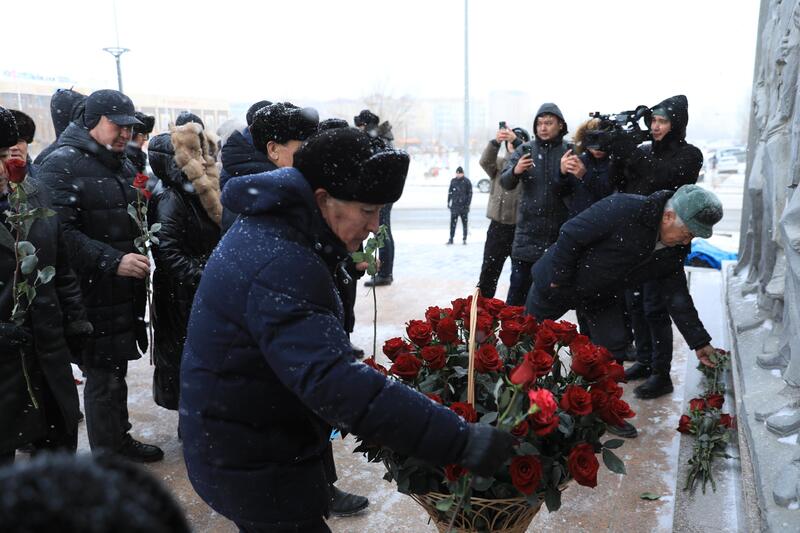 В День Независимости актюбинцы возложили цветы к мемориальному комплексу «Азаттықтың ақ таңы»