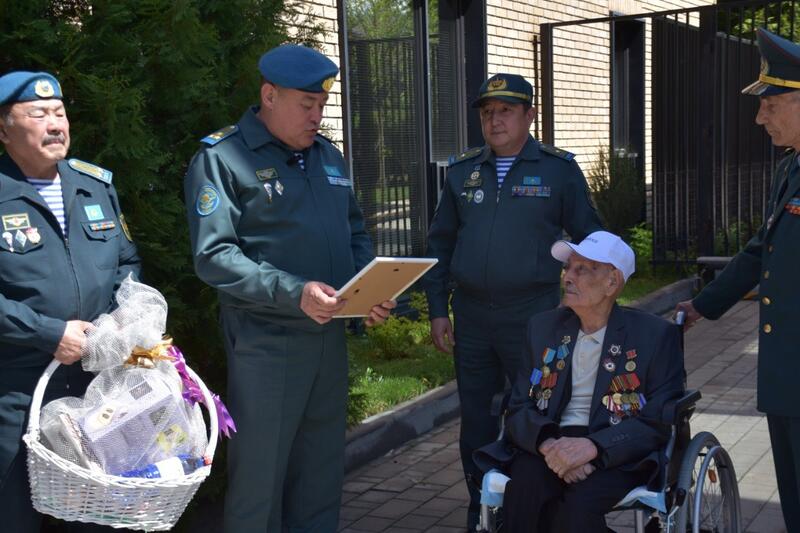 В Алматы поздравили ветерана Великой Отечественной войны со 101-летием