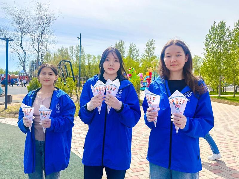 15 кило счастья: В Астане прошла необычная акция ко Дню единства