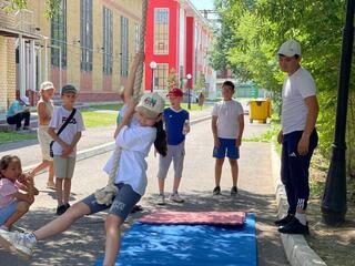 Объединяя туризм, спорт и национальные традиции: как организуют досуг учащихся в пришкольных лагерях столицы