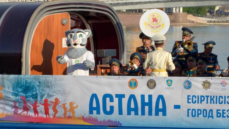 Теплоход с оркестром в рамках антинаркотической акции прошел по Есиль в столице