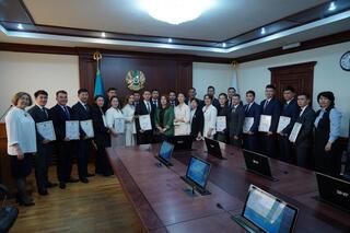 Энергия достижений: Минэнерго РК отметило лучших сотрудников в День госслужащего