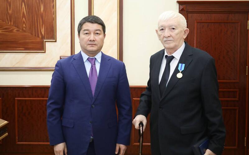 Нурдаулет Килыбай вручил государственные награды людям труда