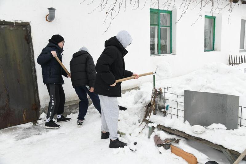Активисты столичного Дома дружбы убрали снег во дворах пенсионеров
