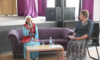 Столичный педагог и потомок Абая Кунанбаева рассказала школьникам о творчестве своего великого предка