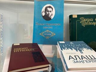 В детской библиотеке оформили книжную витрину к юбилеям известных карагандинцев