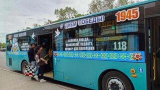 В Караганде пассажирские автобусы украсили ко Дню Победы  