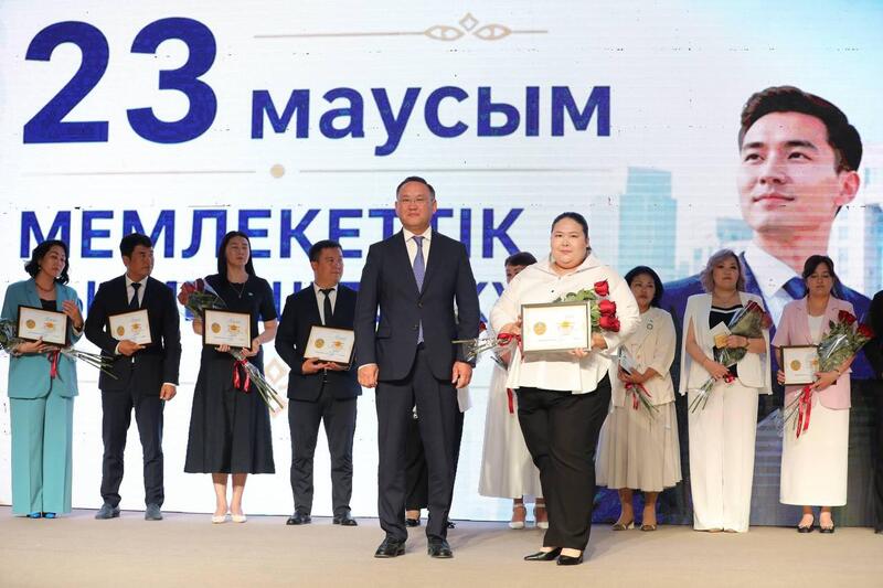 В Мангистау ко Дню государственного служащего наградили лучших отрасли