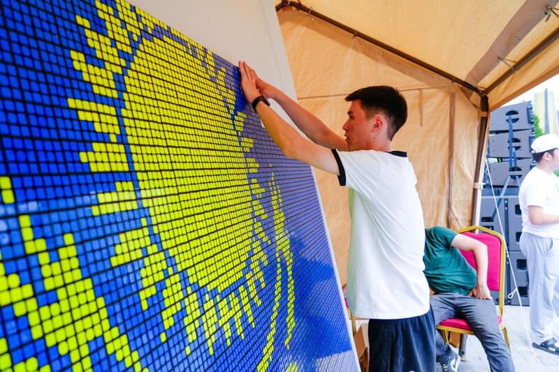 Изображение Флага Казахстана из 3 тысяч кубиков Рубика собрали в Астане