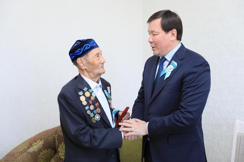 80 лет Победы: глава региона наградил тружеников тыла юбилейными медалями