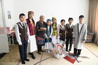 Столичные школьники навестили тружеников тыла и заслуженных педагогов в день Көрісу