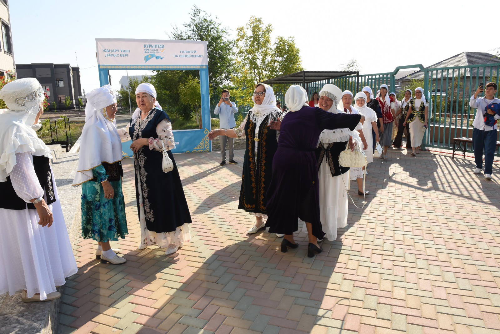 В Исатайском районе женщины в национальных нарядах проголосовали на выборах