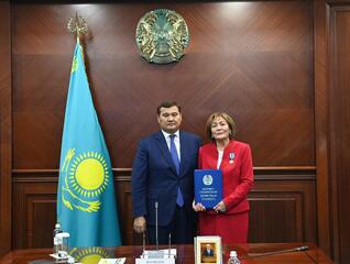 Глава региона поздравил ветерана здравоохранения Бисенкуль Карибаеву с 70-летним юбилеем