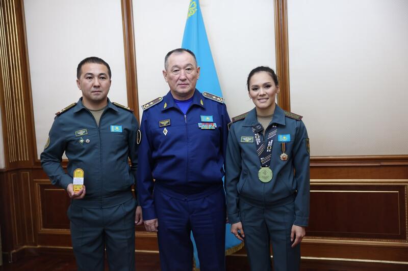 Министр обороны наградил медалью двукратную чемпионку мира по боксу