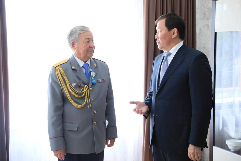 Глава региона поздравил ветерана МВД и прославленного тренера с праздником и знаменательной датой