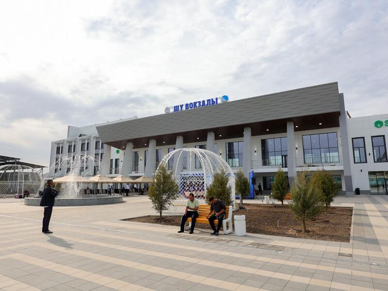 Президент тапсырмасы: қайта жаңғыртудан өткен Шу теміржол вокзалы пайдалануға берілді
