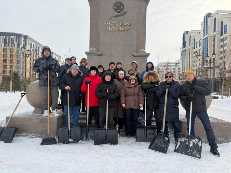 В Астане на территории монумента «Қазақ еліне мың алғыс» провели уборку