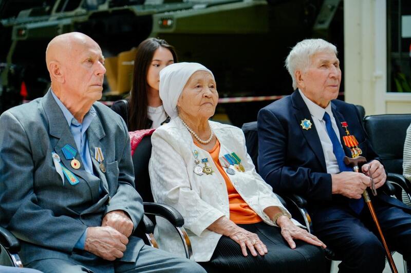 В Астане труженики тыла посетили отечественный завод по производству военной техники