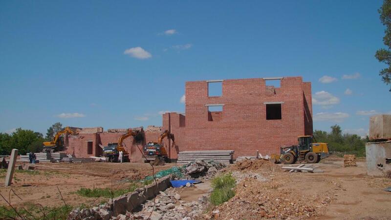 В Астане сносят незаконно построенный жилой комплекс