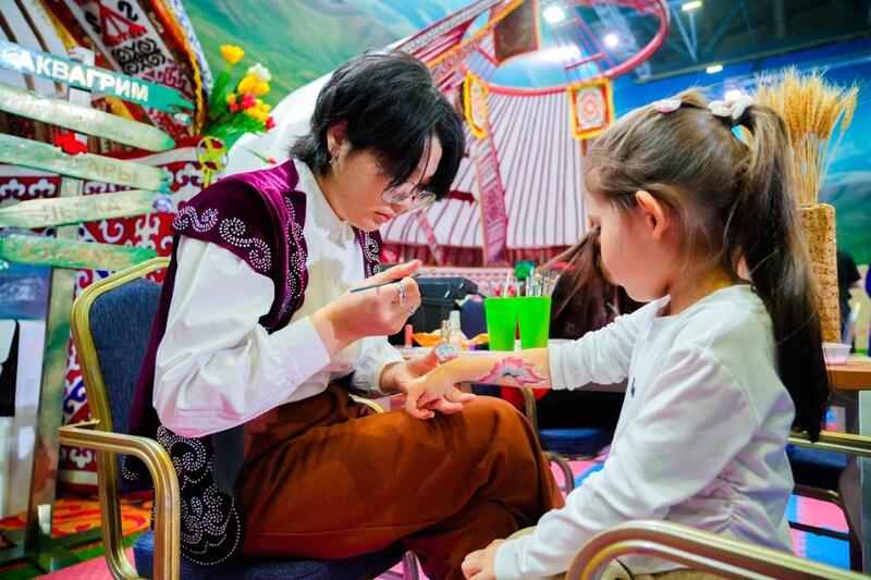 В Астане для детей развернули творческую зону на Наурыз