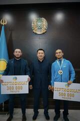 Аким области Асаин Байханов поздравил чемпиона Всемирных игр боевых искусств по грэпплингу - Сарсена Жетибаева