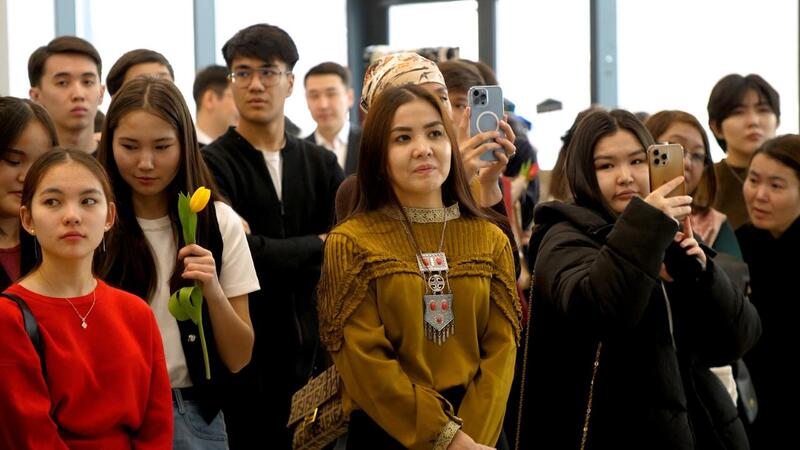 Масштабную акцию в поддержку новой Конституции накануне 8 марта провели в Астане