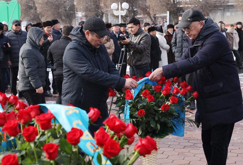 В Таразе состоялась церемония возложения цветов к памятнику Жамбылу Жабаеву