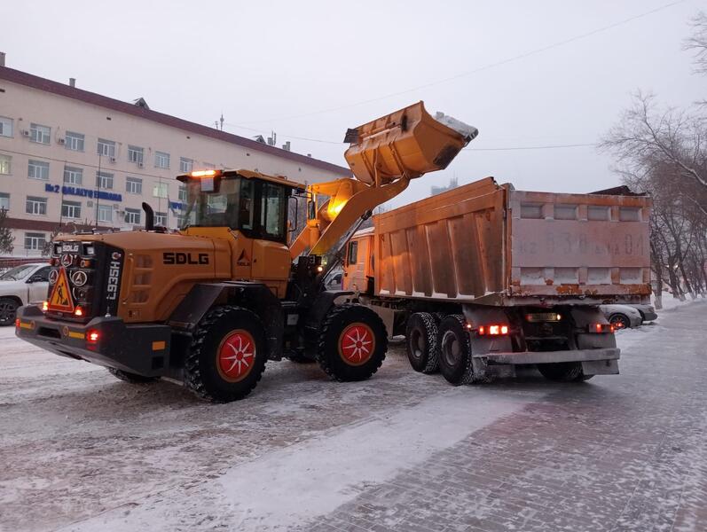 Около двух тысяч единиц спецтехники вывели на уборку снега в Астане