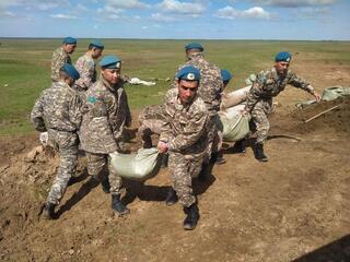 Военнослужащие Десантно-штурмовых войск строят защитные сооружения в Западно-Казахстанской области