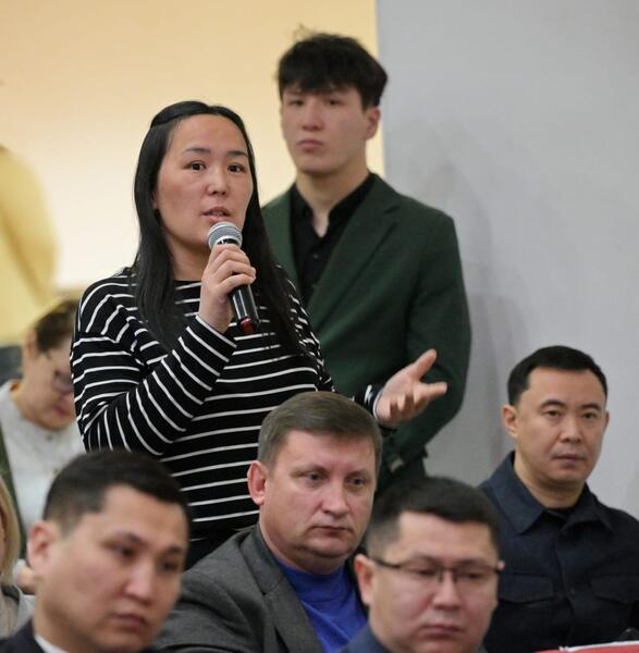 Аким Павлодарской области Асаин Байханов провел встречу с жителями Аксу: в центре внимания — вопросы развития города