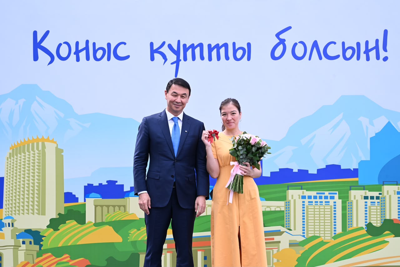 Аким Алматы Дархан Сатыбалды вручил ключи от квартир новоселам