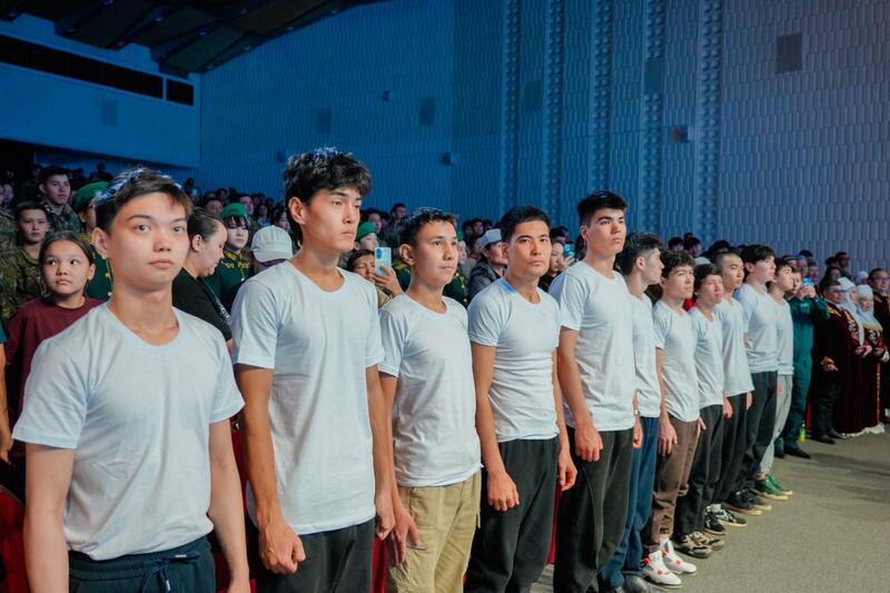 «Защита Родины — дело настоящих мужчин!»: в Астане проводили в армию очередную группу молодых людей