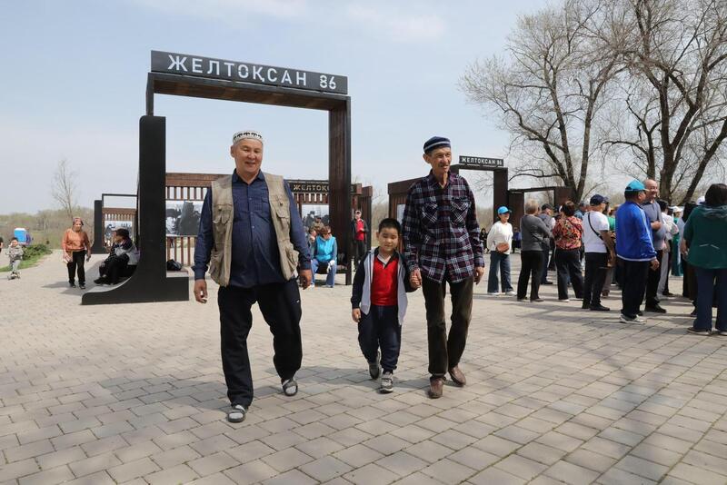 Алматинцы вышли на субботник в парке «Желтоксан»