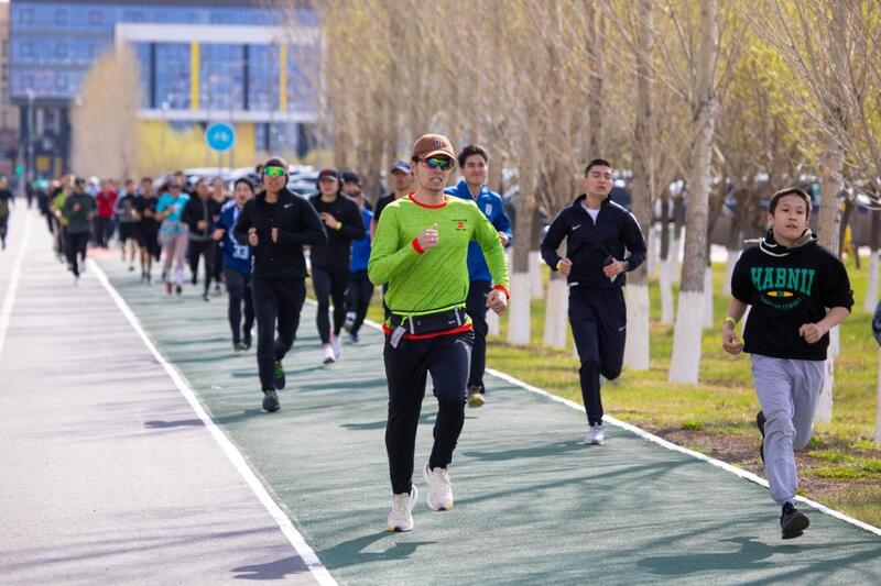 «Таза Қазақстан»: около 1200 человек приняли участие в акции по уборке территории на открытии бегового сезона в Астане