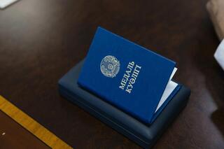 В Атырау работников труда наградили государственными наградами