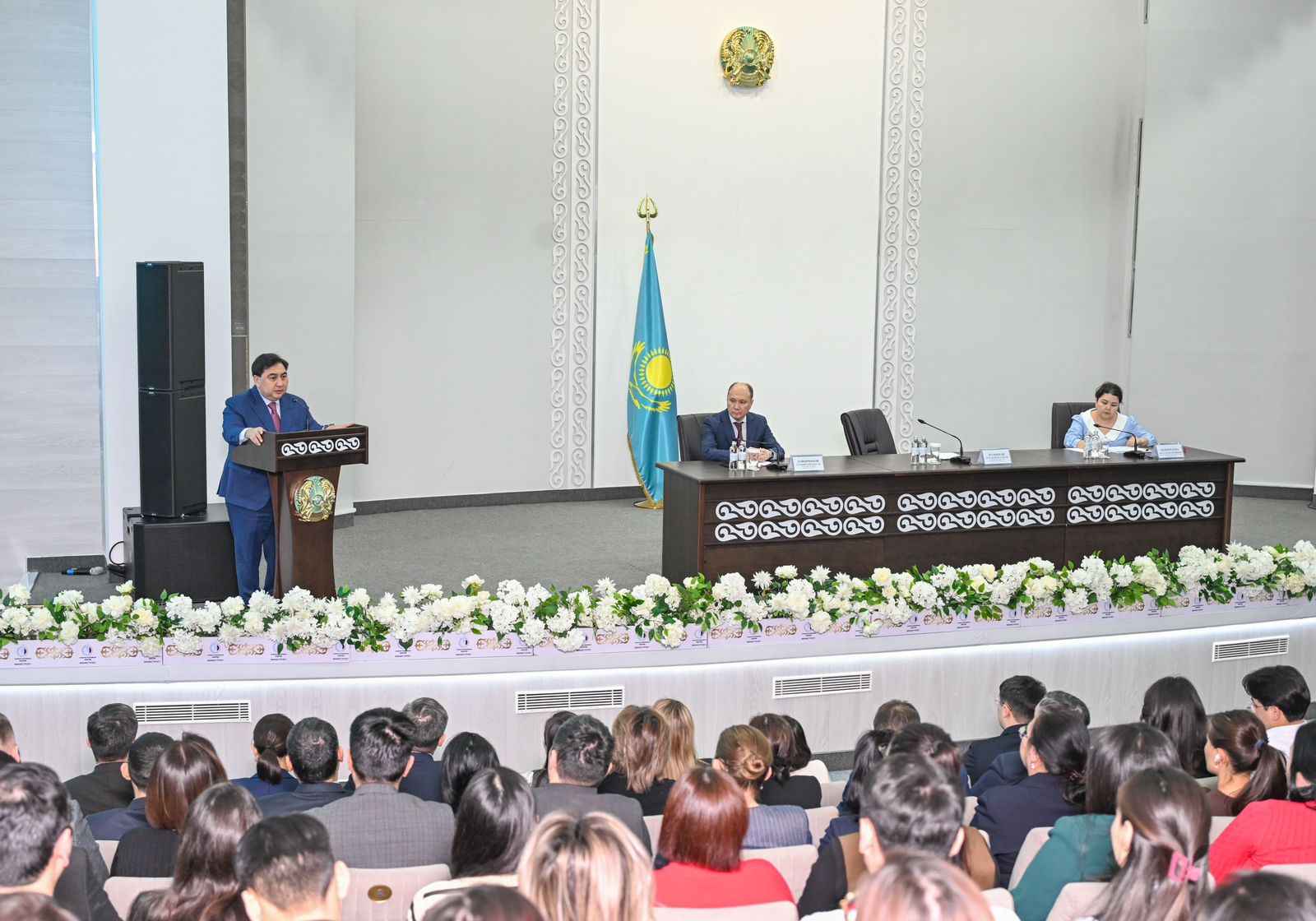 Дархан Жазықбай обсудил развитие госслужбы с сотрудниками министерств транспорта, промышленности и строительства РК