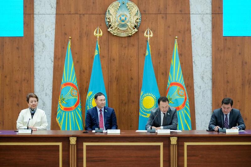 Создание безопасных пространств и развитие инфраструктуры для подростков обсудили депутаты маслихата со школьными активистами в Астане