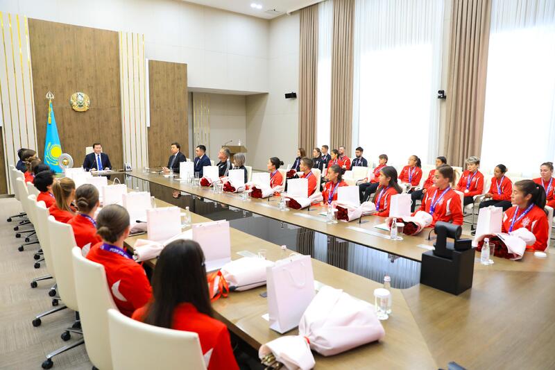 Аким области Асхат Шахаров принял женский футбольный клуб «Ақтөбе» - чемпионов Казахстана