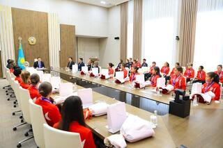 Аким области Асхат Шахаров принял женский футбольный клуб «Ақтөбе» - чемпионов Казахстана