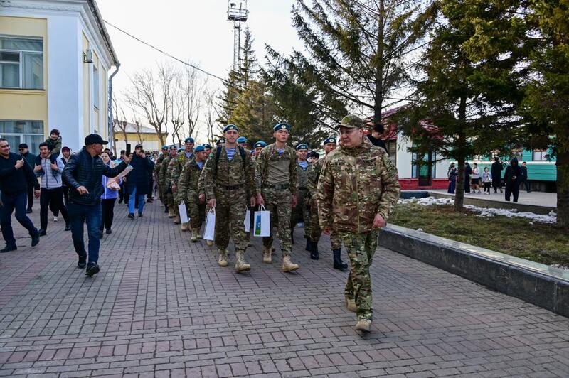 Десантники вернулись домой: в Астане встретили уволенных в запас военнослужащих