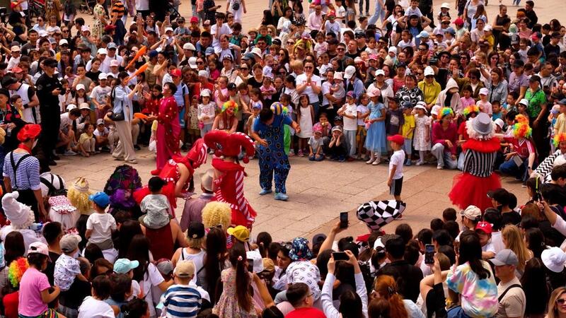 В Астане прошел парад клоунов с участием артистов из разных стран