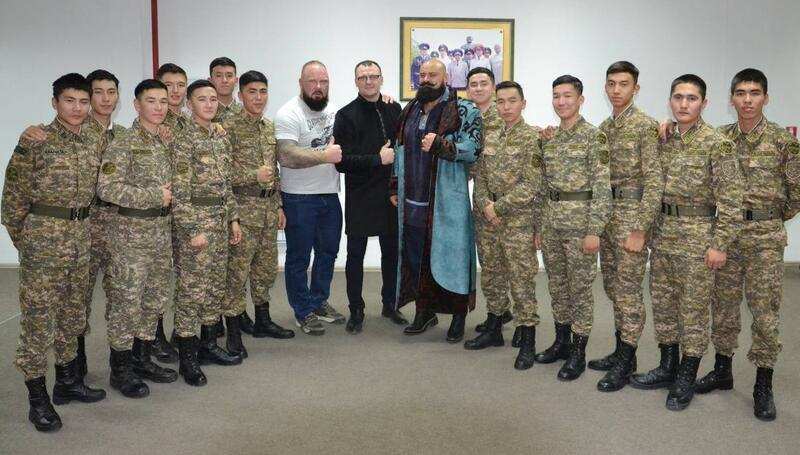Казахстанский силач встретился с будущими военными летчиками