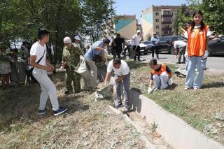 Таза Қазақстан»: жители, артисты и общественники вместе убрали двор в Алматы