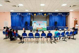 Рукоделию и резьбе по дереву обучают детей в столичном пришкольном лагере