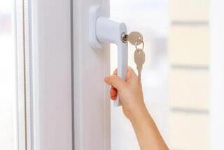 Как уберечь детей от падения из окон: рекомендации столичных спасателей