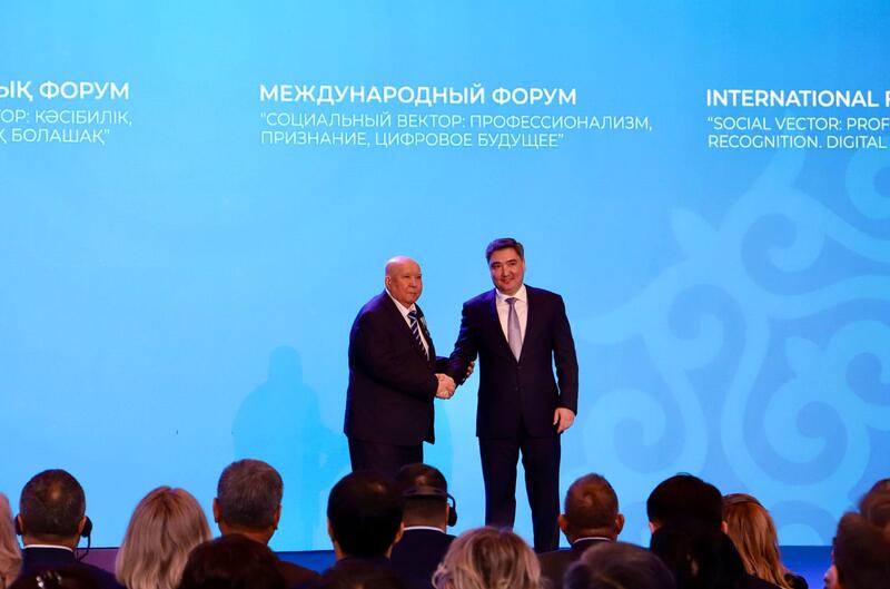 В Астане награждены ветераны социальной сферы и лучшие соцработники